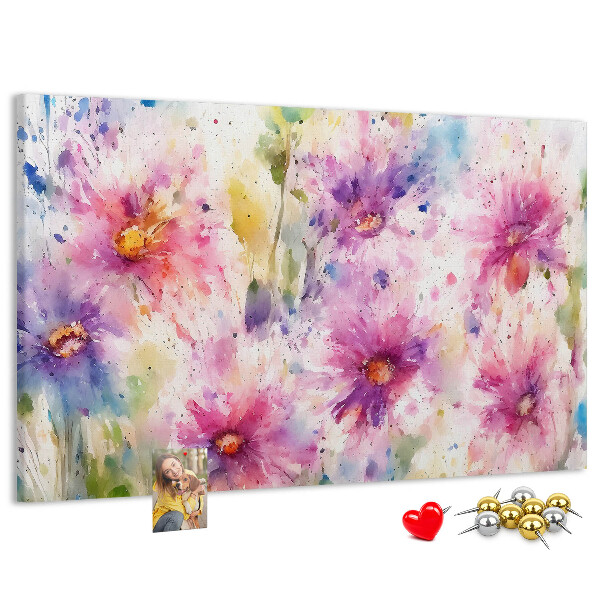 Kurkbord met aquareltekeningen van bloemen in verschillende tinten roze