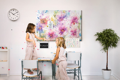 Kurkbord met aquareltekeningen van bloemen in verschillende tinten roze
