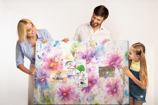 Kurkbord met aquareltekeningen van bloemen in verschillende tinten roze