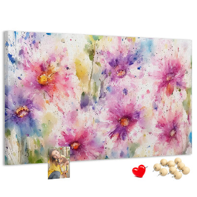 Kurkbord met aquareltekeningen van bloemen in verschillende tinten roze