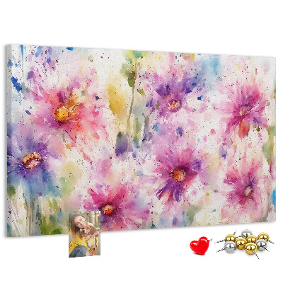 Kurkbord met aquareltekeningen van bloemen in verschillende tinten roze