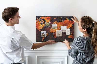 Kurken prikbord met een gouden wereldkaart op een bruine achtergrond