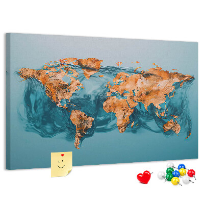 Kurken prikbord met een wereldkaart in rimpelend water