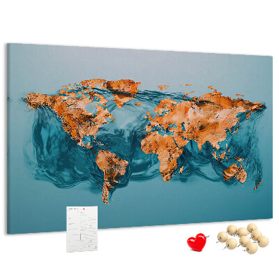 Kurken prikbord met een wereldkaart in rimpelend water