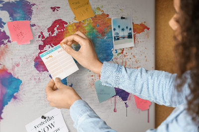 Kurken prikbord met kleurrijke aquarel wereldkaart