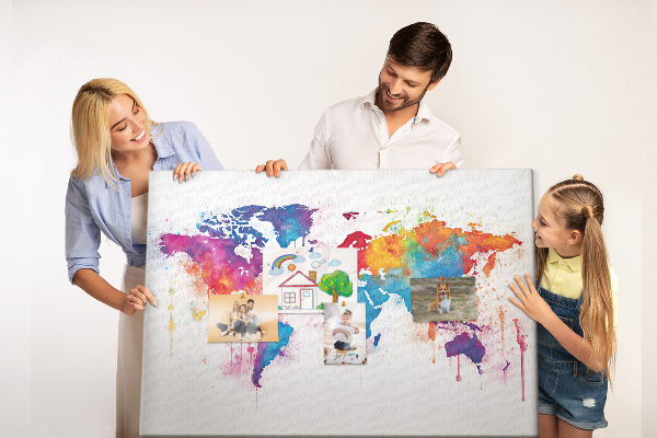 Kurken prikbord met kleurrijke aquarel wereldkaart