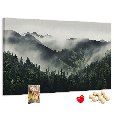 Kurken prikbord met een mistig bergpanorama en een dennenbos