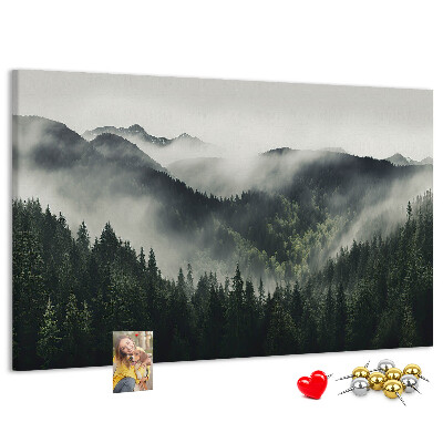Kurken prikbord met een mistig bergpanorama en een dennenbos
