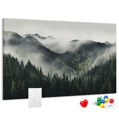 Kurken prikbord met een mistig bergpanorama en een dennenbos