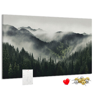 Kurken prikbord met een mistig bergpanorama en een dennenbos