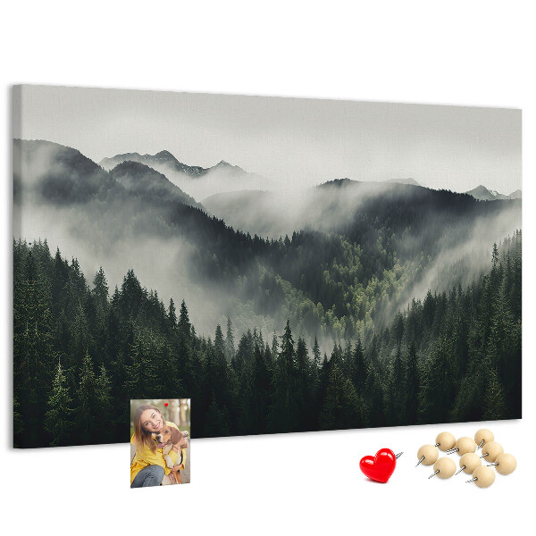 Kurken prikbord met een mistig bergpanorama en een dennenbos