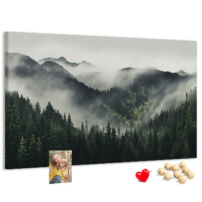 Kurken prikbord met een mistig bergpanorama en een dennenbos