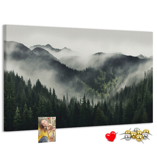 Kurken prikbord met een mistig bergpanorama en een dennenbos