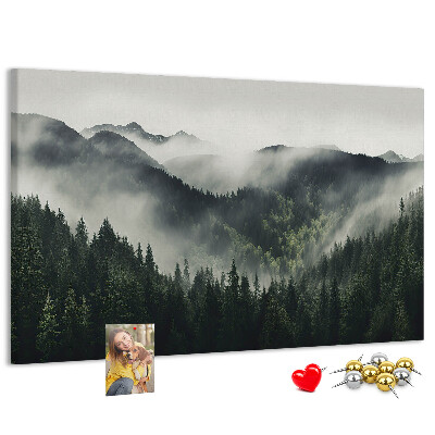 Kurken prikbord met een mistig bergpanorama en een dennenbos
