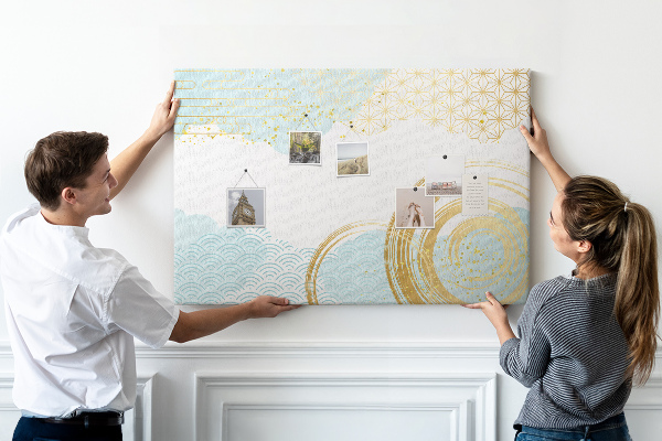 Prikbord met gouden spiralen op een blauwe achtergrond