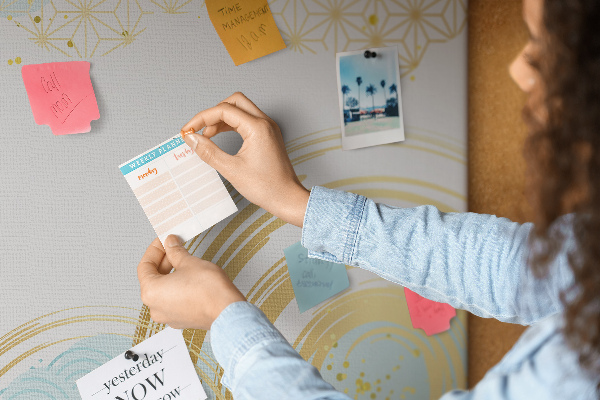 Prikbord met gouden spiralen op een blauwe achtergrond
