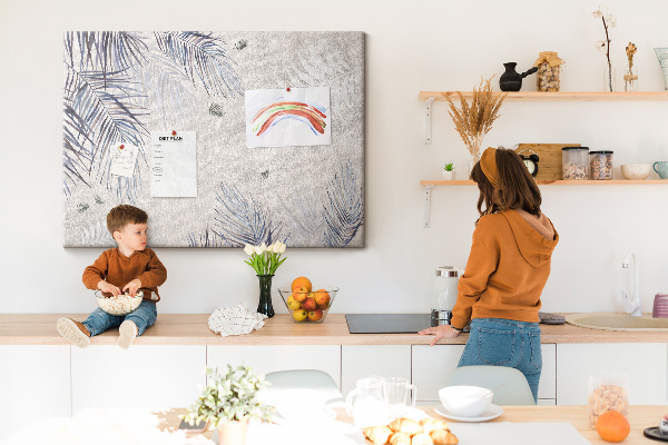 Kurk prikbord met fijne blaadjes op een grijze achtergrond