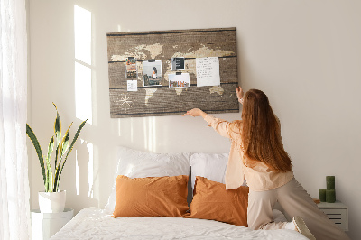 Prikbord wereldkaart op een achtergrond van houten planken