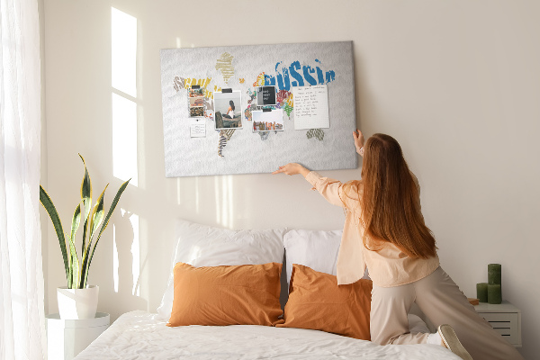 Kurk prikbord wereldkaart met landnamen in kleur