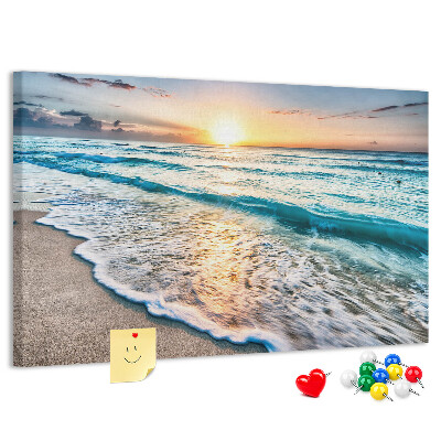 Prikbord met een zonsondergang boven de kalme zee