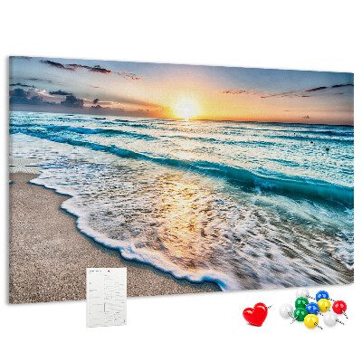Prikbord met een zonsondergang boven de kalme zee