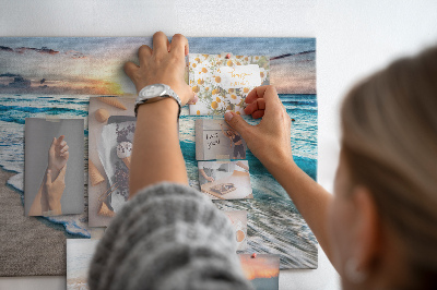 Prikbord met een zonsondergang boven de kalme zee