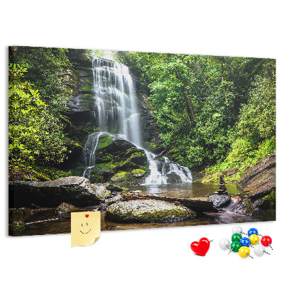 Prikbord met een waterval in een groen bergbos