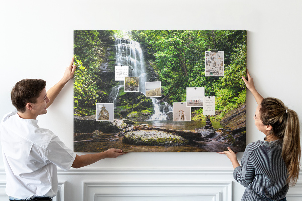 Prikbord met een waterval in een groen bergbos