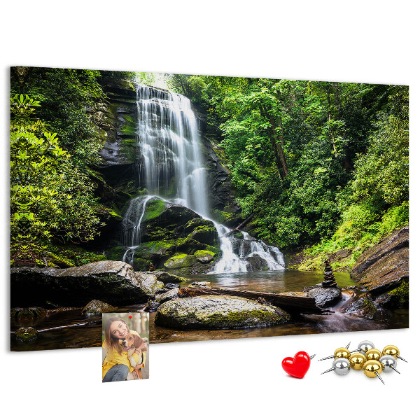 Prikbord met een waterval in een groen bergbos