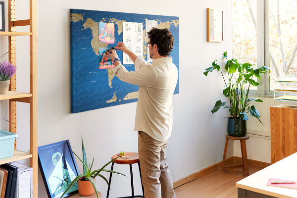 Kurk prikbord wereldkaart met gekleurde spelden