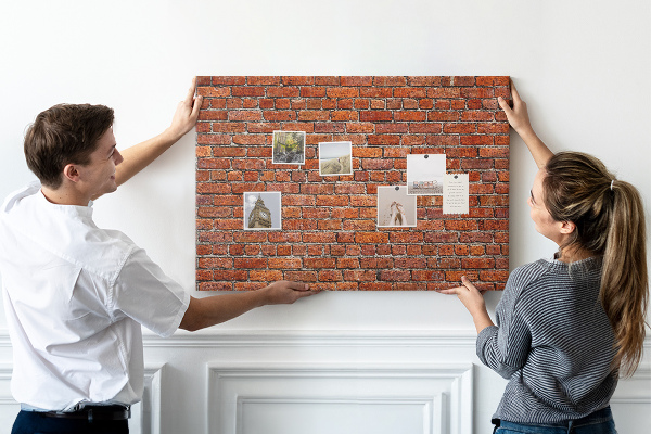 Kurk prikbord met een print van een bakstenen muur in warme tinten