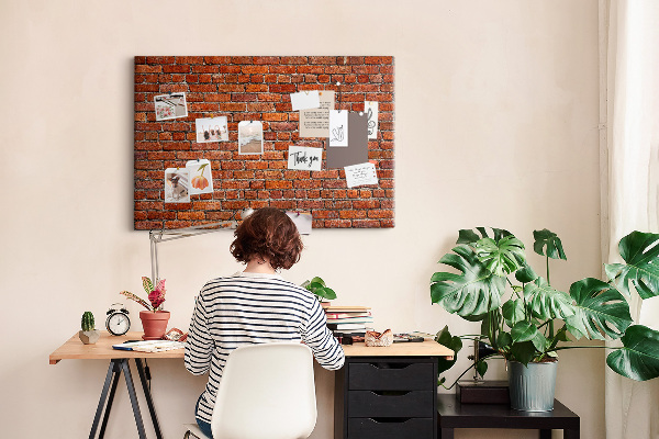 Kurk prikbord met een print van een bakstenen muur in warme tinten