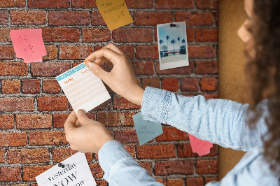 Kurk prikbord met een print van een bakstenen muur in warme tinten