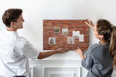 Kurk prikbord met een print van een bakstenen muur in warme tinten
