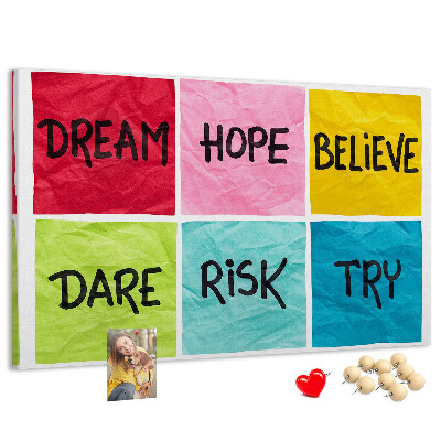Prikbord met kleurrijke kaarten en inspirerende slogans