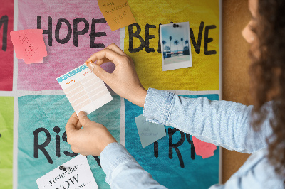 Prikbord met kleurrijke kaarten en inspirerende slogans