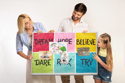 Prikbord met kleurrijke kaarten en inspirerende slogans