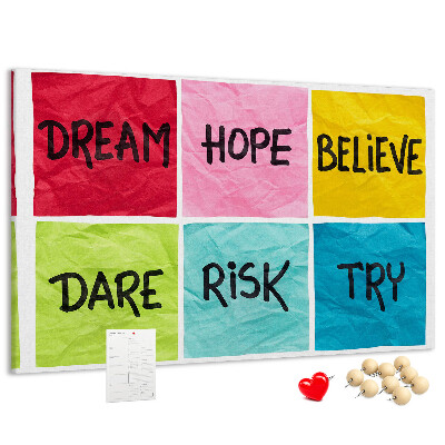 Prikbord met kleurrijke kaarten en inspirerende slogans