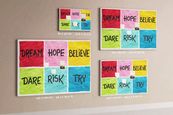 Prikbord met kleurrijke kaarten en inspirerende slogans