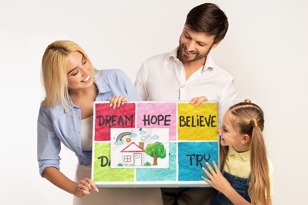 Prikbord met kleurrijke kaarten en inspirerende slogans