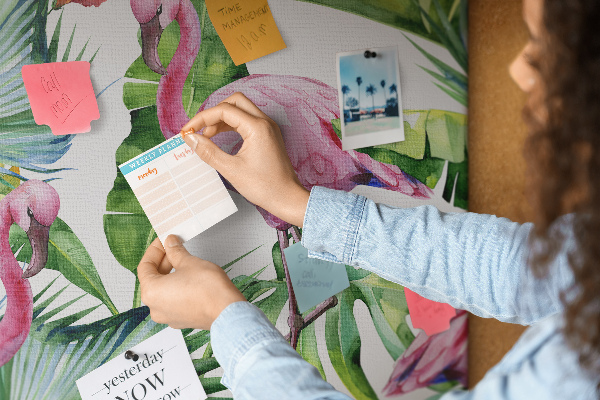Prikbord met een tropische afbeelding van roze flamingo's