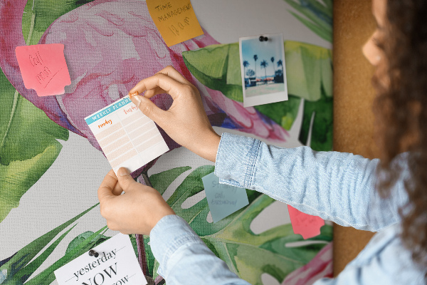 Prikbord met een tropische afbeelding van roze flamingo's