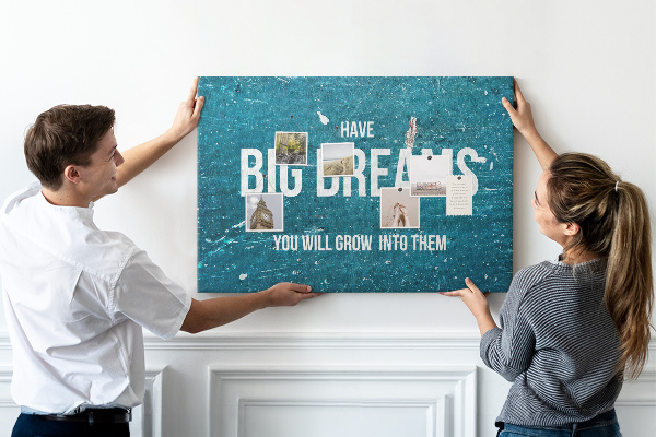 Kurkbord met een print van dromen op een blauwe achtergrond