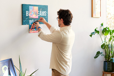 Kurkbord met een print van dromen op een blauwe achtergrond