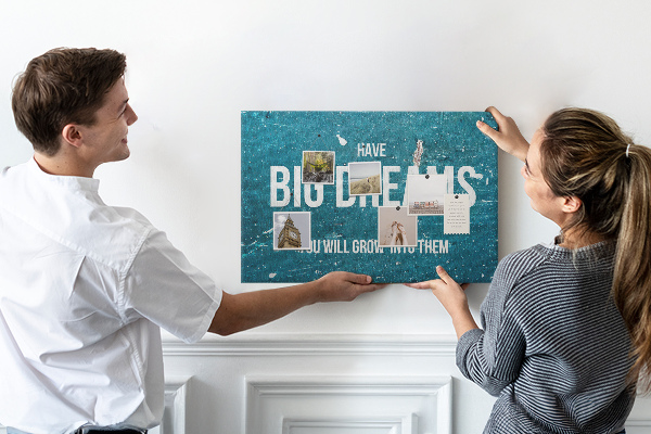 Kurkbord met een print van dromen op een blauwe achtergrond