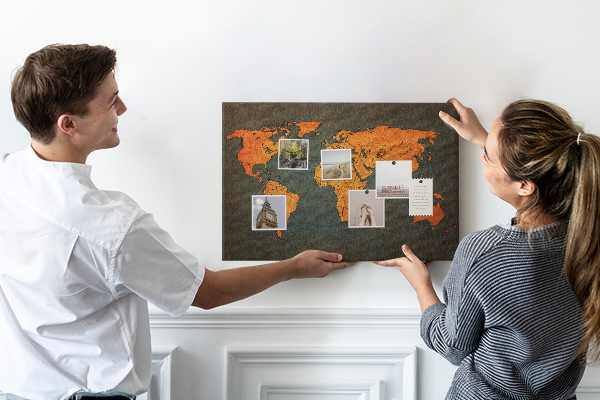 Prikbord met een oude wereldkaart in bruintinten