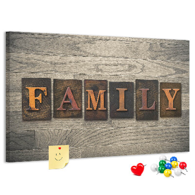 Kurkbord familiebrieven op een houten achtergrond