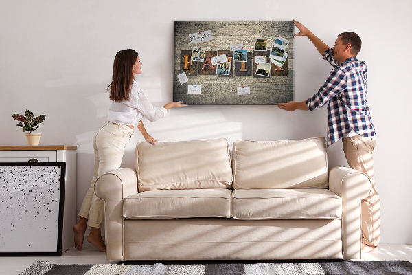 Kurkbord familiebrieven op een houten achtergrond