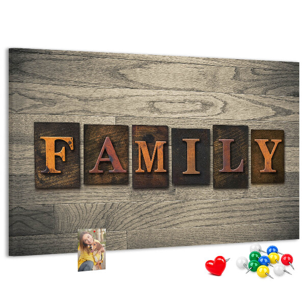 Kurkbord familiebrieven op een houten achtergrond
