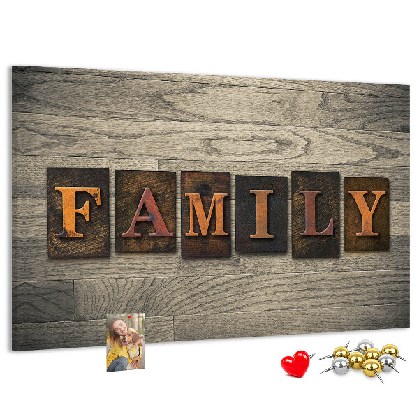 Kurkbord familiebrieven op een houten achtergrond